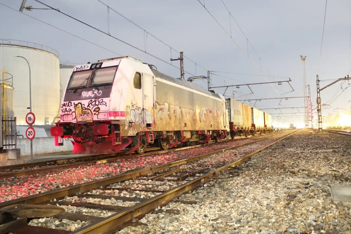 Incidencia grave tras el enganchón de catenaria entre Vadollano y Vilches