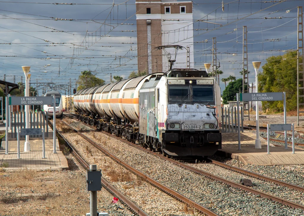 El Villafría con cisternas de butano esperando un cruce con un Media Distancia